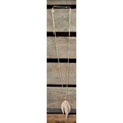 La Vida Guld halskde med 3 bladet vedhng med rosa sten